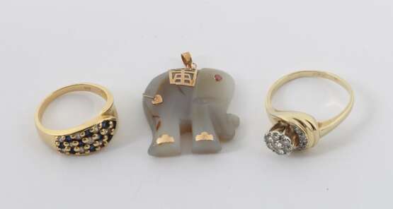 2 Goldringe und ein Elefantenanhänger neuzeitlich, Gelbgold 750/585/Diamanten/Saphire/Rubin/Chalcedon, 1 Ring mit 12 Diamanten in Krappenfassung besetzt (zus - photo 1