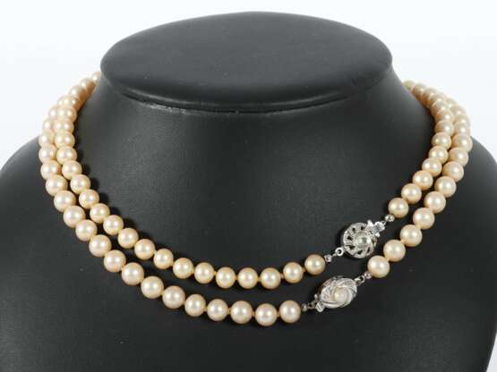 2 Perlenketten modern, synthetische Perlen/Metall, Kastenschließe, jeweils gepunzt ''Metall'' und ''835'', ges - Foto 1