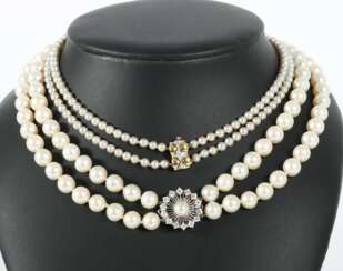 2 Perlenketten mit diamantbesetzter Schließe Weißgold 750, Gelbgold/Weißgold 333, 1 doppelreihige, lange Perlenketten mit elfenbeinfarbenen, geknoteten Perlen (D: ca