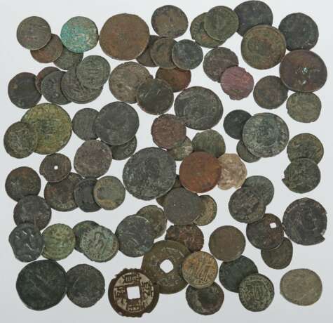 Sammlung spätrömischer Münzen Römische Kaiserzeit, 76-tlg - фото 1
