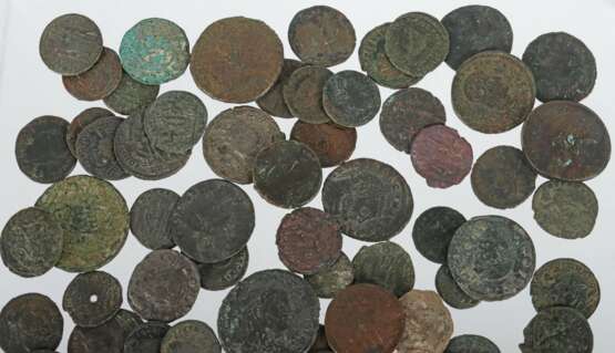Sammlung spätrömischer Münzen Römische Kaiserzeit, 76-tlg - photo 2