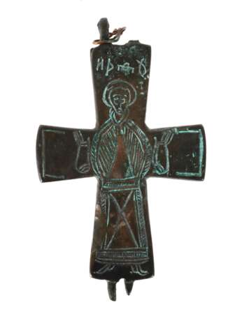 Reliquienkreuz Hälfte (Enkolpion) wohl byzantinisch, Bronze Kreuz-Anhänger mit sich nach außen verbreiternden Enden, schauseitig gravierter Darstellung eines Heiligen in langem Gewand mit ausgebreiteten Armen, H: 8 cm - photo 1