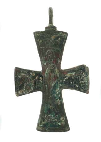 Kreuzanhänger wohl byzantinisch, Bronze mit grüner Patina, Kreuz mit sich nach außen verbreiternden Enden, schauseitig gravierter Darstellung der Maria, von zwei Heiligen flankiert, H: 10 cm - Foto 1