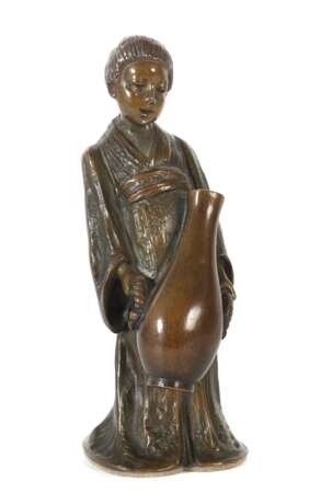 Werner, (?) ''Japanisches Mädchen mit Wasserkrug'', Bronze, vollplastische Figurendarstellung eines Kindes, einen großen Wasserkrug vor dem Körper haltend, seitl - Foto 1