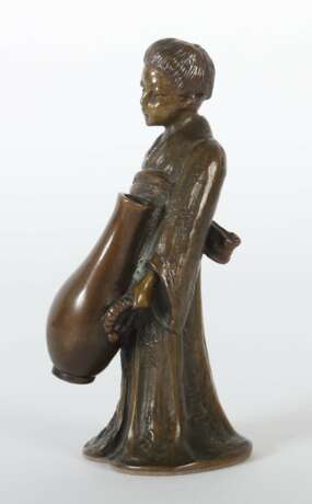 Werner, (?) ''Japanisches Mädchen mit Wasserkrug'', Bronze, vollplastische Figurendarstellung eines Kindes, einen großen Wasserkrug vor dem Körper haltend, seitl - фото 2