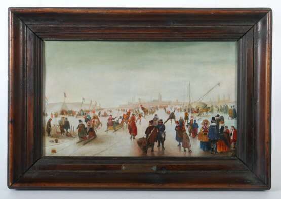 Avercamp, Hendrick van (Nachfolge) 1585 - 1663, ''Eisvergnügen vor der Stadt'', Blick auf eine Eisfläche mit zahllosen Einzelfiguren und Gruppen, sich auf dem Eis verlustierend, Silhouette der Stadt im Hintergrund, unten rechts von fremder Hand monogr - Foto 2