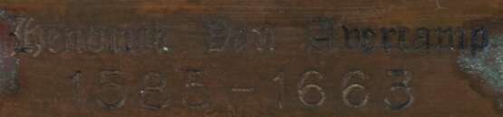 Avercamp, Hendrick van (Nachfolge) 1585 - 1663, ''Eisvergnügen vor der Stadt'', Blick auf eine Eisfläche mit zahllosen Einzelfiguren und Gruppen, sich auf dem Eis verlustierend, Silhouette der Stadt im Hintergrund, unten rechts von fremder Hand monogr - Foto 4