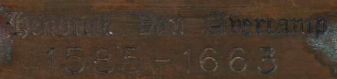 Avercamp, Hendrick van (Nachfolge) 1585 - 1663, ''Eisvergnügen vor der Stadt'', Blick auf eine Eisfläche mit zahllosen Einzelfiguren und Gruppen, sich auf dem Eis verlustierend, Silhouette der Stadt im Hintergrund, unten rechts von fremder Hand monogr - Foto 4