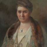 Knobloch, Gertrud ''Dame mit Fuchsstola'', en face-Darstellung einer Frau im Kleid und Mantel, mit ihrem Blick den Betrachter anvisierend, vor neutralem Hintergrund, oben rechts sign - Foto 1