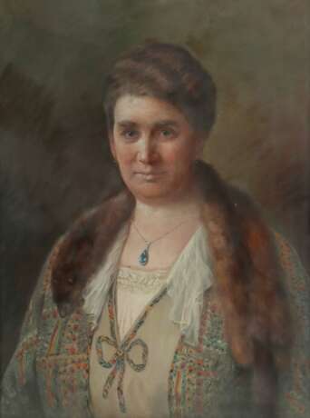 Knobloch, Gertrud ''Dame mit Fuchsstola'', en face-Darstellung einer Frau im Kleid und Mantel, mit ihrem Blick den Betrachter anvisierend, vor neutralem Hintergrund, oben rechts sign - photo 1