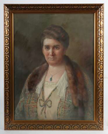 Knobloch, Gertrud ''Dame mit Fuchsstola'', en face-Darstellung einer Frau im Kleid und Mantel, mit ihrem Blick den Betrachter anvisierend, vor neutralem Hintergrund, oben rechts sign - Foto 2