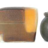 3 Keramiken 1x Vase: Maren Kloppmann, US-amerikanische Keramikerin, rechteckiger Stand, leicht ausladende, unregelmäßig hochgezogene Wandung, flache geschlossene Schulter mit kleiner quadrat - Foto 1