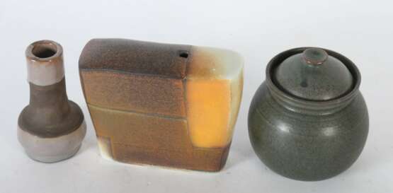 3 Keramiken 1x Vase: Maren Kloppmann, US-amerikanische Keramikerin, rechteckiger Stand, leicht ausladende, unregelmäßig hochgezogene Wandung, flache geschlossene Schulter mit kleiner quadrat - photo 2