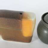 3 Keramiken 1x Vase: Maren Kloppmann, US-amerikanische Keramikerin, rechteckiger Stand, leicht ausladende, unregelmäßig hochgezogene Wandung, flache geschlossene Schulter mit kleiner quadrat - Foto 2