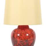 Ikora Tischlampe WMF Geislingen, 1930er Jahre, rotes Glas mit Pulvereinschmelzungen, darüber schwarz craqueliert, vom Boden ansteigende Flammen, verchromte Montur mit 2 Leuchtkörper, Glaskorpus mit einem Leuchtkörper, Stoffschirm, H: 51 cm - Foto 1