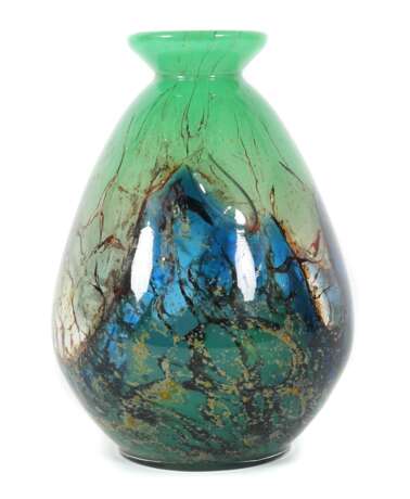 Ikora-Vase WMF Geislingen, 1930er Jahre, farbloses Glas mit Zwischenschichtdekor, modelgeblasen, vom Boden ansteigende Flammen in Blau auf grünem Grund, darüber orange-braun geädert, leicht ausgestellte Wandungsmündung, kurze Standkante, H: ca - фото 1