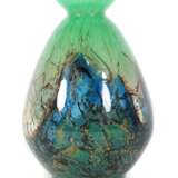 Ikora-Vase WMF Geislingen, 1930er Jahre, farbloses Glas mit Zwischenschichtdekor, modelgeblasen, vom Boden ansteigende Flammen in Blau auf grünem Grund, darüber orange-braun geädert, leicht ausgestellte Wandungsmündung, kurze Standkante, H: ca - фото 1