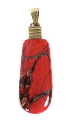 Ikora Anhänger WMF Geislingen, 1930-50er Jahre, rot eingefärbtes Kristallglas mit Blasen- und Fadenbildung, vermessingte Metallfassung mit Öse, L: ca - photo 1