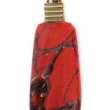 Ikora Anhänger WMF Geislingen, 1930-50er Jahre, rot eingefärbtes Kristallglas mit Blasen- und Fadenbildung, vermessingte Metallfassung mit Öse, L: ca - Foto 1