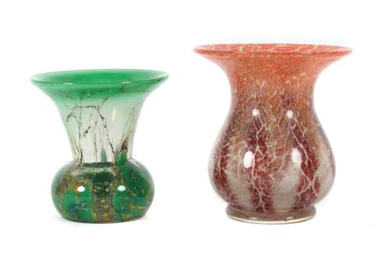 2 Ikora-Vasen WMF Geislingen, 1930er Jahre, farbloses Kristallglas mit Zwischenschichtdekoren, modelgeblasen, die grün eingefärbte Vase mit ansteigenden Flammen und Trichterhals, die rot gestreifte Vase mit silberweißen Craquelée, H: bis 12,5 cm - Foto 1