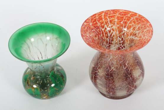 2 Ikora-Vasen WMF Geislingen, 1930er Jahre, farbloses Kristallglas mit Zwischenschichtdekoren, modelgeblasen, die grün eingefärbte Vase mit ansteigenden Flammen und Trichterhals, die rot gestreifte Vase mit silberweißen Craquelée, H: bis 12,5 cm - photo 2