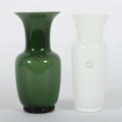 Vasen ''Aurati'' & ''Opalino'' Italien, Venini, 1998 und 1993, die Aurati-Vase aus opakem Glas, grün überfangen; die Opalino-Vase aus opakem Glas, farblos überfangen, beide Vasen formgeblasen, mit Ritzsignatur und Datierung, H: ca