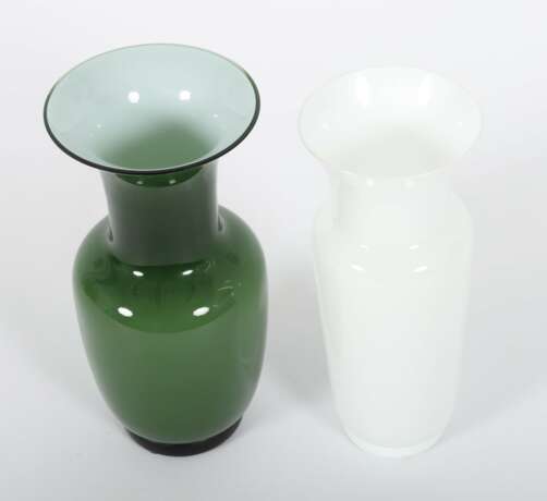 Vasen ''Aurati'' & ''Opalino'' Italien, Venini, 1998 und 1993, die Aurati-Vase aus opakem Glas, grün überfangen; die Opalino-Vase aus opakem Glas, farblos überfangen, beide Vasen formgeblasen, mit Ritzsignatur und Datierung, H: ca - photo 2