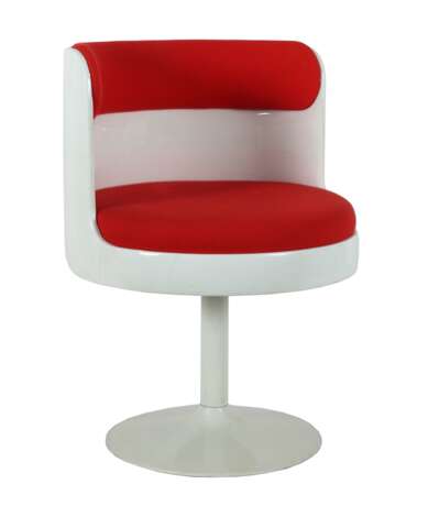 Sessel 1970er Jahre, wohl Opal Möbel, Möbelfabrikant bei Stuttgart, weiß lackierter Metall-Tellerfuß und Schaft, die Sitzschale mit weißen Vinylbezug, Lehne und Sitzfläche gepolstert, mit rotem Stoffbezug, H: ca - photo 1