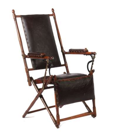 Victorianischer Liegestuhl England, um 1900, Konstruktion aus gedrechseltem Buchenholz, Metallbeschläge, die Sitzvariante in vier Positionen verstellbar durch zwei Hebel, klappbar, gepolsterte Sitzflächen mit braunem Lederbezug, HxB: ca - photo 2