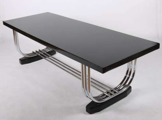 PEL Dining Table Birmingham/England, 1930/40er Jahre, Konstruktion aus verchromtem Stahlrohr und schwarz lackierter Tischplatte, das Gestell mit dreifach parallel verlaufendem Stahlrohr, auf Kufen, HxBxL: ca - фото 2