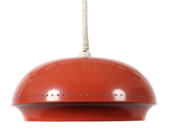 Pendellampe wohl Italien, 1960er Jahre, roter Reflektorschirm in gedrückter Halbkugelform, am Rand gelocht, unterer Abschluss mit mattiertem Glaseinsatz, ein Leuchtkörper unter Ringgitter, Spiralkabel mit orig - photo 1