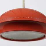 Pendellampe wohl Italien, 1960er Jahre, roter Reflektorschirm in gedrückter Halbkugelform, am Rand gelocht, unterer Abschluss mit mattiertem Glaseinsatz, ein Leuchtkörper unter Ringgitter, Spiralkabel mit orig - photo 2