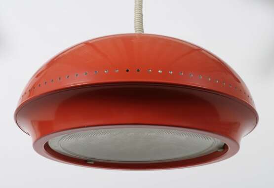 Pendellampe wohl Italien, 1960er Jahre, roter Reflektorschirm in gedrückter Halbkugelform, am Rand gelocht, unterer Abschluss mit mattiertem Glaseinsatz, ein Leuchtkörper unter Ringgitter, Spiralkabel mit orig - photo 2