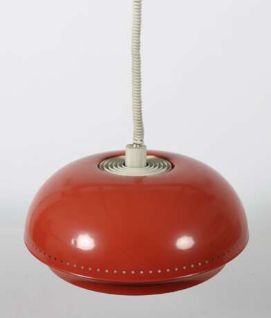 Pendellampe wohl Italien, 1960er Jahre, roter Reflektorschirm in gedrückter Halbkugelform, am Rand gelocht, unterer Abschluss mit mattiertem Glaseinsatz, ein Leuchtkörper unter Ringgitter, Spiralkabel mit orig - photo 3