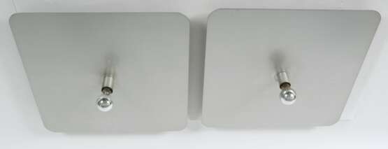 Paar Decken-/Wandappliken wohl Italien, 1960/70er Jahre, 3 mm-Aluminium natur in quadratischer Form mit gerundeten Ecken, zentraler Leuchtkörper, halbverspiegelt, L: 63 cm - Foto 2