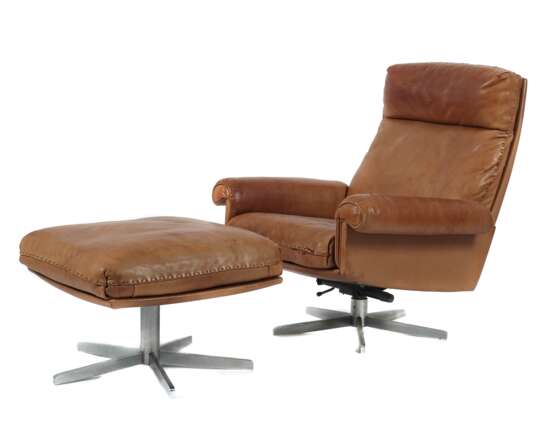 Lounge Chair mit Ottomane ''DS 31'' De Sede, Schweiz, 1960er Jahre, Sitzschale und Aufpolsterung mit braunem Lederbezug, die Aufpolsterung an den Kanten mit Ledernaht, dreh- und schwenkbar, fünfstrahliger Fuß aus gebürstetem Aluminium, HxB: ca - Foto 1