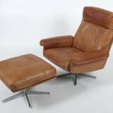 Lounge Chair mit Ottomane ''DS 31'' De Sede, Schweiz, 1960er Jahre, Sitzschale und Aufpolsterung mit braunem Lederbezug, die Aufpolsterung an den Kanten mit Ledernaht, dreh- und schwenkbar, fünfstrahliger Fuß aus gebürstetem Aluminium, HxB: ca - Foto 2