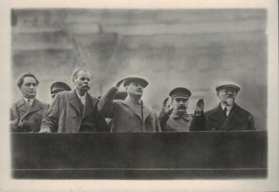 Групповое фото М. Горький, И.В. Сталин, М. Калинин, Г. Маленков и В. Куйбышев на трибуне мавзолея Ленина. 1932 г. - photo 1