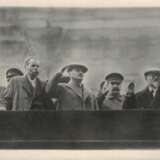 Групповое фото М. Горький, И.В. Сталин, М. Калинин, Г. Маленков и В. Куйбышев на трибуне мавзолея Ленина. 1932 г. - Foto 1