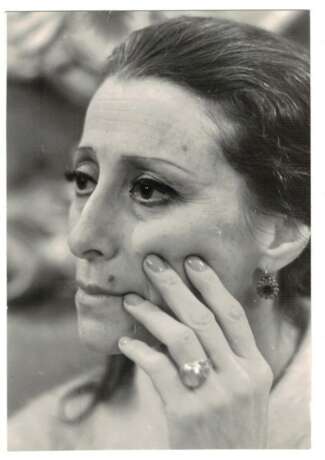Фотография балерины М. Плисецкой с её росписью на обороте. 1970-е гг. - фото 1