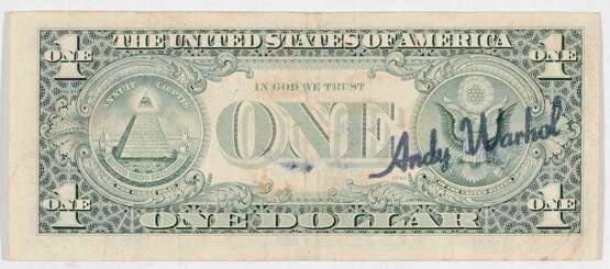 Warhol, Andy 1928 Pittsburgh - 1987 New York nach. One Dollar Dollarnote mit collagierter Briefmarke des US-Bundesstaates Arkansas 6,5 x 15,5 cm - Foto 2
