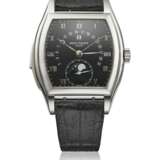 PATEK PHILIPPE. A VERY RARE PLATINUM TONNEAU-SHAPED AUTOMATIC MINUTE REPEATING PERPETUAL CALENDAR WRISTWATCH WITH RETROGRADE DATE, MOON PHASES, LEAP YEAR INDICATION, ADDITIONAL DIAL AND CERTIFICATES OF ORIGIN - Foto 1
