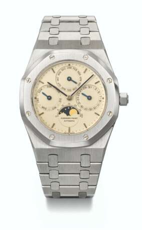 AUDEMARS PIGUET. A VERY RARE AND HIGHLY APPEALING STAINLESS STEEL AUTOMATIC PERPETUAL CALENDAR WRISTWATCH WITH MOON PHASES AND BRACELET - Foto 1