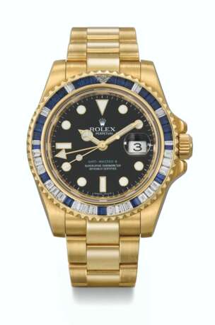ROLEX. A RARE AND ATTRACTIVE 18K GOLD, DIAMOND AND SAPPHIRE-SET AUTOMATIC DUAL TIME WRISTWATCH WITH SWEEP CENTRE SECONDS, DATE AND BRACELET - фото 1