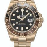 ROLEX. AN 18K PINK GOLD DUAL TIME WRISTWATCH WITH SWEEP CENTRE SECONDS, DATE, BRACELET, GUARANTEE AND BOX - Foto 1