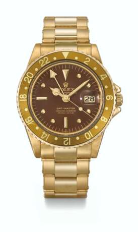 ROLEX. AN ATTRACTIVE 18K GOLD AUTOMATIC DUAL TIME WRISTWATCH WITH SWEEP CENTRE SECONDS, DATE AND BRACELET - Foto 1