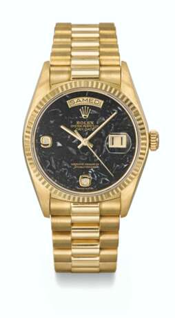ROLEX. AN ATTRACTIVE 18K GOLD AND DIAMOND-SET AUTOMATIC WRISTWATCH WITH SWEEP CENTRE SECONDS, DAY, DATE, BRACELET AND AMMONITE DIAL - photo 1