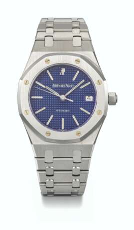 AUDEMARS PIGUET. AN HIGHLY ATTRACTIVE STAINLESS STEEL AUTOMATIC WRISTWATCH WITH SWEEP CENTRE SECONDS, DATE AND BLUE DIAL - фото 1