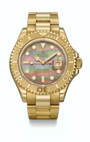 ROLEX. A HIGHLY ATTRACTIVE 18K GOLD AUTOMATIC WRISTWATCH WITH SWEEP CENTRE SECONDS, DATE, MOTHER-OF-PEARL DIAL AND BRACELET - Foto 1