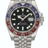 ROLEX. A STAINLESS STEEL DUAL TIME WRISTWATCH WITH SWEEP CENTRE SECONDS, DATE, BRACELET, GUARANTEE AND BOX - Foto 1